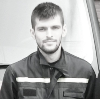Májka se změnila v tragédii: Zemřel mladý hasič