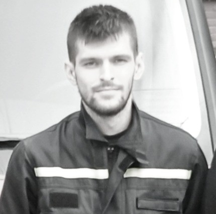 Májka se změnila v tragédii: Zemřel mladý hasič