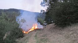 Požár hromady dřevního odpadu hasiči rychle zlikvidovali