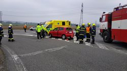 Vážná nehoda dvou aut na křižovatce u obce Lety