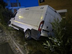 Dodávka vyjela mimo silnici