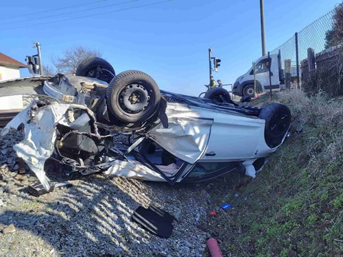 Střet na železničním přejezdu skončil zraněním