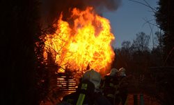 Požár zničil zahradní chatku v Sadově u Karlových Varů.Při požáru se lehce zranil majitel, celková likvidace trvala až do druhé dne  