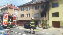 Duchapřítomní lidé zachránili seniora z hořícího domu