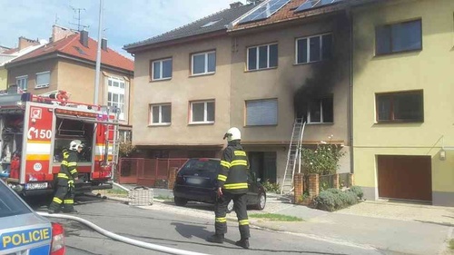 Duchapřítomní lidé zachránili seniora z hořícího domu