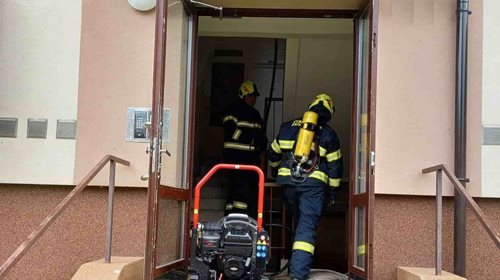 Požár sušičky si vyžádal evakuaci domu. Jedna osoba skončila v péči záchranářů