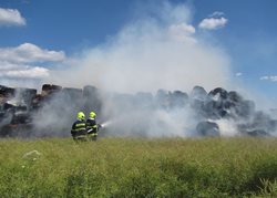 Jedenáct jednotek hasičů se zapojilo do likvidace požáru u obce Veselá na Zlínsku kde plameny zničily stoh balíkovaného sena