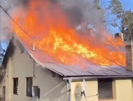 Požár rodinného domu poškodil střechu škoda dosahuje dvou milionů