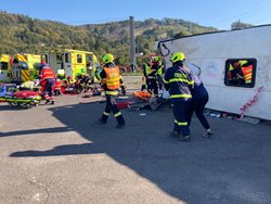 Dopravní nehoda autobusu s vlakem v obci Bystřička na Vsetínsku