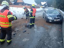 Při nehodě pěti vozidel u Starých Hamrů byl zraněn jeden člověk, silnice byla na více než dvě hodiny uzavřena