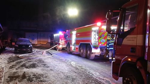 Požár domu s bazarem nábytku vyhnal obyvatele a poškodil střechu