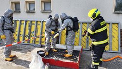 Díky zásahu hasičů u úniku síranu železitého nebylo poškozeno životní prostředí