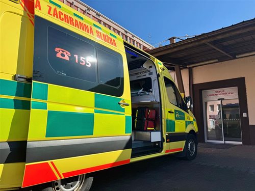 Záchranáři a hasiči bojovali o život muže po pádu z výšky