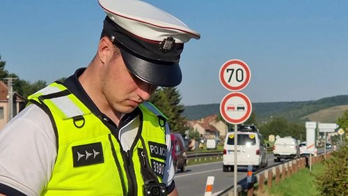 Předjížděl proti autu, řidič musel uhnout na krajnici. Čelní střet odvrátil na poslední chvíli