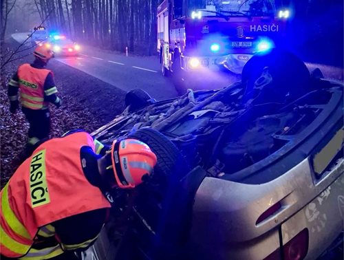 Večerní nehoda bez zranění ukázala význam rychlého zásahu IZS