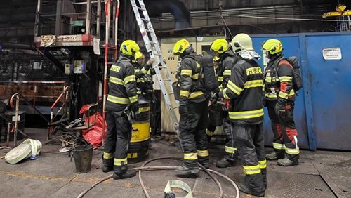 Požár v podzemí výrazně zkomplikoval zásah hasičů