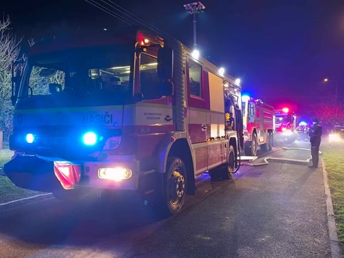 Požár garáže ohrozil rodinný dům, jedna osoba se nadýchala kouře