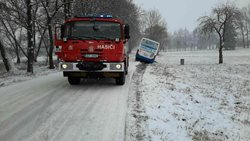Sníh ráno komplikoval dopravu v Pardubickém kraji