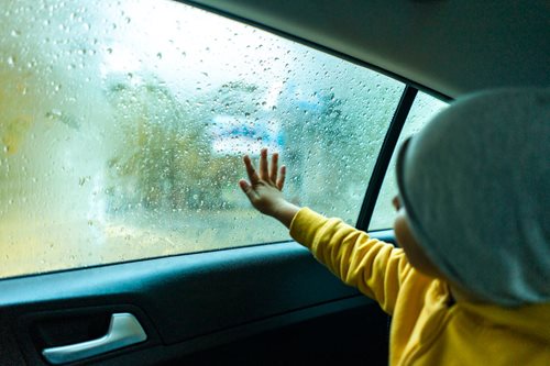 Opilý řidič usedl za volant dvakrát během dne, podruhé s dítětem v autě