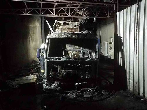Plameny zničily nákladní automobil i s přístřeškem