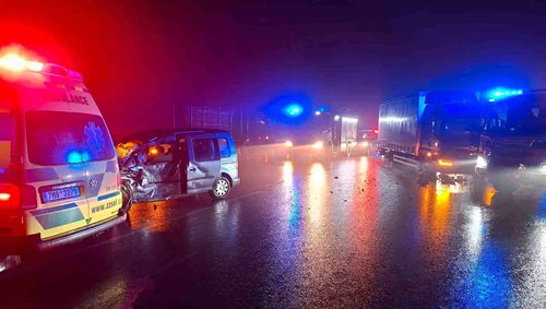 Tragická dopravní nehoda uzavřela frekventovanou komunikaci