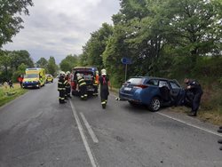 Při čelním střetu autobusu a osobního auta u Podolanky se zranilo šest lidí