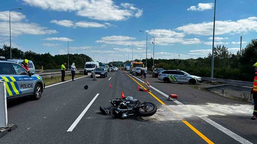 Motocyklista narazil do přenosného značení na D1. Po odrazu se střetl s kamionem