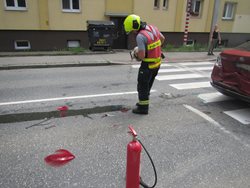 Nehoda dvou osobních automobilů komplikovala provoz