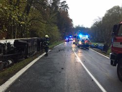Střet osobního auta s cisternou uzavřel silnici mezi Mělníkem a Českou Lípou