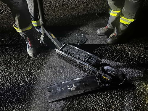 Požár elektrokoloběžky zaměstnal hasiče, akumulátory museli chladit ve vodní lázni