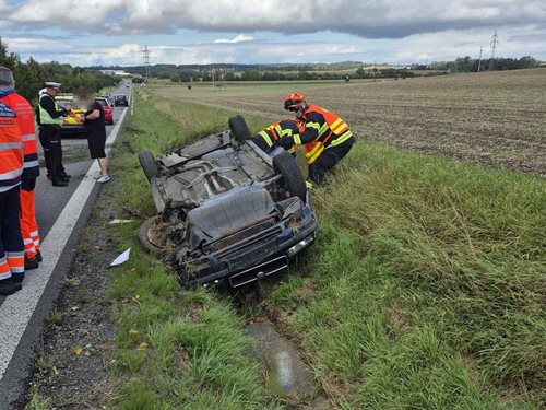 Dopravní nehoda u Otrokovic zaměstnala hasiče i záchranáře