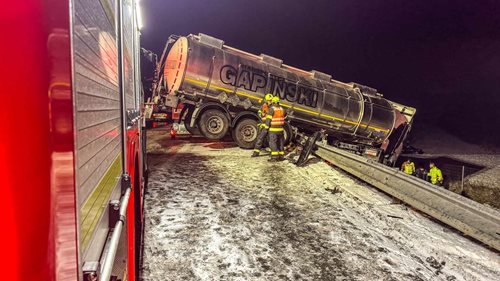 Silné sněžení vyústilo v osm dopravních nehod, zasahovali hasiči i záchranáři