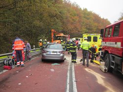 Dopravní nehoda dvou osobních vozidel a traktoru si vyžádala tři vážná zranění