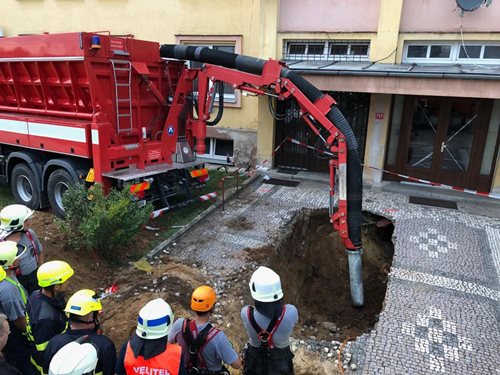 Hasiči vyprostili osobu ze závalu ve sklepě