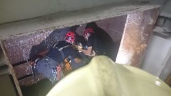 Karvinští hasiči a lezci zachraňovali montéra, který propadl lešením