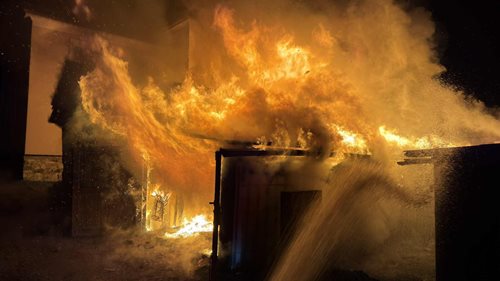 Tři rozsáhlé noční požáry zaměstnaly desítky hasičů