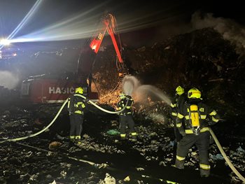Peklo na skládce v Chrástu: 60 hasičů a těžká technika bojovali s vnitřním žárem