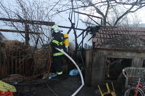 Nedbalost při pokusu rozmrazovat vodu vznikl požár staveních balíků slámy
