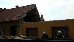 Štítová cihlová zeď domu zavalila osobu, která na místě zemřela