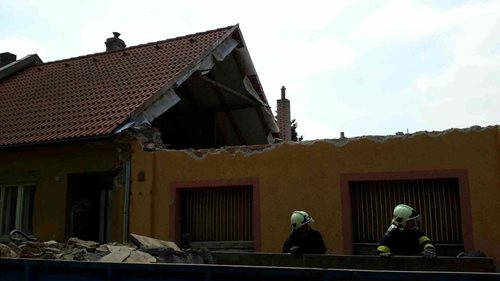 Štítová cihlová zeď domu zavalila osobu, která na místě zemřela