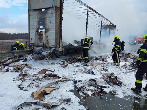 Hasiči zasahovali u požáru nákladního vozidla plného papíru