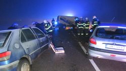 Po nehodě u Hradce Králové tří osobních vozidel museli hasiči vyprošťovat jednu osobu