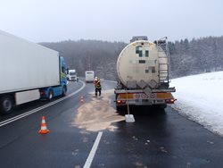 Na Kroměřížsku kamionu praskla olejová vana. Olej znečistil silniční komunikaci.