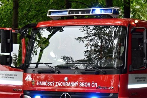 Hasiči i svědci nehody zachraňovali vážně zraněného muže