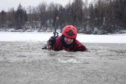 Jak se chovat před vstupem na zamrzlou vodní plochu a co dělat v případě propadnutí