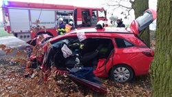 Při srážce dvou aut zůstala v jednom z nich zaklíněna  zraněná osoba