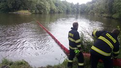 Únik nebezpečných látek na vodní hladinu