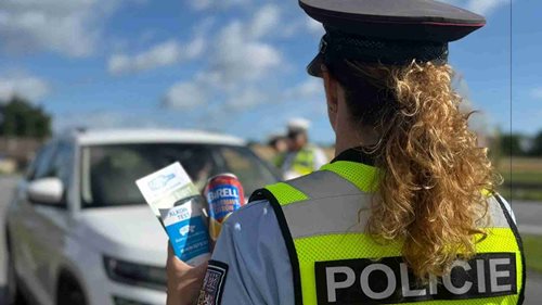 Alkohol nepatří ani za řídítka. Dva muži na elektrokoloběžkách nadýchali přes dvě promile