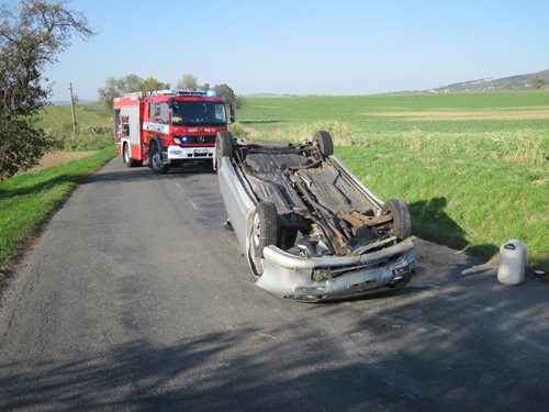Vozidlo po nehodě skončilo uprostřed cesty na střeše