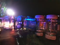 Nehoda nákladního vozidla u Ždírce nad Doubravou si vyžádala zranění